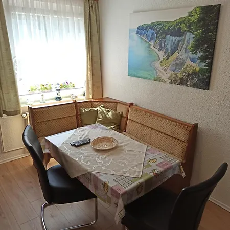 Ferienhaeuschen Kastaniennallee Im Herzen Von Ruegen 펜션 *